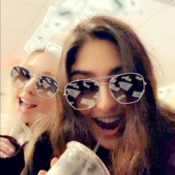 Meet your Posher, Claudia - Picture 1 of 1